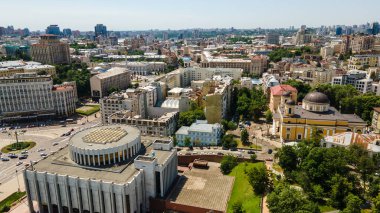 Kiev, Ukrayna 'nın başkenti. Kuş bakışı bir yaz insansız hava aracı ile çekim yapmak.
