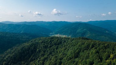 Yükseklik manzarasından dağlar ormanı