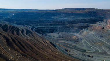 Büyük demir cevheri ocağı demir cevheri taş ocağı üst görüş Aero fotoğraf çekimi.