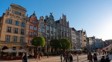 GDANSK, POLAND - 25 Mayıs 2022: Polonya 'nın Gdansk kentindeki uzun ara sokaktaki insanlar. Gdansk, Polonya Pomeranya 'nın tarihi başkentidir..