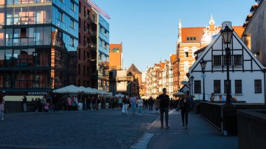 GDANSK, POLAND - 25 Mayıs 2022: Polonya 'nın Gdansk kentindeki uzun ara sokaktaki insanlar. Gdansk, Polonya Pomeranya 'nın tarihi başkentidir..