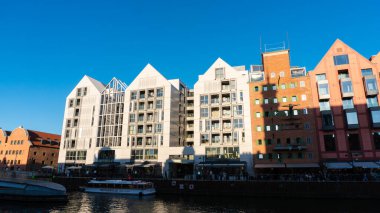 Gdansk, Polonya - 25 Mayıs 2022: Polonya 'nın Motlawa nehri üzerindeki Gdansk şehrinin güzel manzarası. Gdansk, güzel mimarisi ile Polonya Pomeranya 'nın tarihi başkentidir..