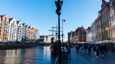 Gdansk, Polonya - 25 Mayıs 2022: Polonya 'nın Motlawa nehri üzerindeki Gdansk şehrinin güzel manzarası. Gdansk, güzel mimarisi ile Polonya Pomeranya 'nın tarihi başkentidir..