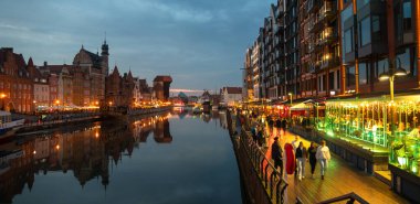 Eski Şehir GDANSK, POLAND 'ın akşam caddesindeki Baltık limanının mimari duvar manzarası 6 Temmuz 2022