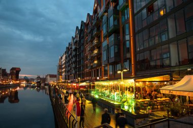 Eski Şehir GDANSK, POLAND 'ın akşam caddesindeki Baltık limanının mimari duvar manzarası 6 Temmuz 2022