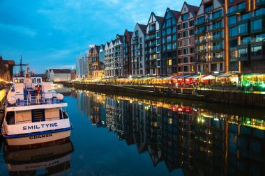 Baltic GDANSK, POLAND - 6 Temmuz 2022 Eski Şehir seti iskelesinin mimari akşam manzarası