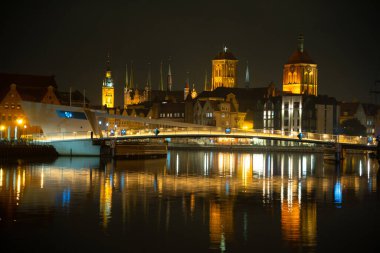 Eski Şehir GDANSK, POLAND 'ın mimari iskelesinin resimli bir yaz akşamı manzarası