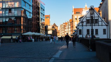 GDANSK, POLAND - 25 Mayıs 2022: Polonya 'nın Gdansk kentindeki uzun ara sokaktaki insanlar. Gdansk, Polonya Pomeranya 'nın tarihi başkentidir..