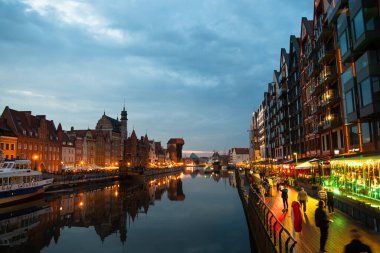Eski Şehir GDANSK, POLAND 'ın akşam caddesindeki Baltık limanının mimari duvar manzarası 6 Temmuz 2022