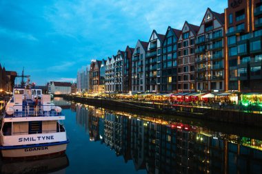 Eski Şehir GDANSK, POLAND 'ın akşam caddesindeki Baltık limanının mimari duvar manzarası 6 Temmuz 2022