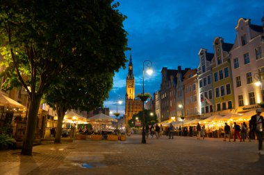 Old Town GDANSK, POLAND 'ın mimari akşam sokak manzarası - 6 Temmuz 2022