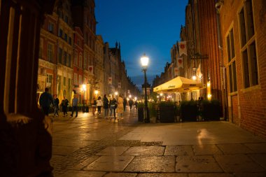 Old Town GDANSK, POLAND 'ın mimari akşam sokak manzarası - 6 Temmuz 2022