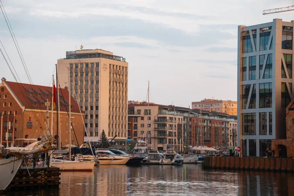 Malownicza Letnia Panorama Architektoniczną Zmierzchową Wieczorną Ulicę Nabrzeża Starego Miasta — Zdjęcie stockowe