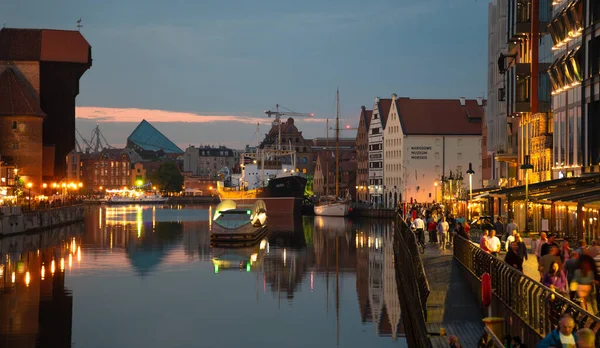 Szcenírozott Nyári Panoráma Balti Kikötő Építészeti Töltéséről Óvárosi Gdansk Esti — Stock Fotó