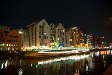 Eski Şehir GDANSK, POLAND 'ın mimari iskelesinin resimli bir yaz akşamı manzarası