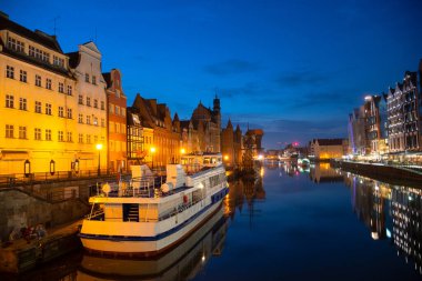 Eski Şehir GDANSK, POLAND 'ın mimari iskele kanalı nehir aydınlatmasının manzaralı yaz akşamı manzarası