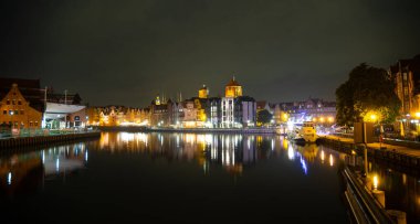 Eski Şehir GDANSK, POLAND 'ın mimari iskelesinin resimli bir yaz akşamı manzarası