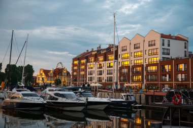 Baltık limanı GDANSK, POLAND - 6 Temmuz 2022 Mimari Alacakaranlık Günbatımı Akşam Sokağının manzara manzarası