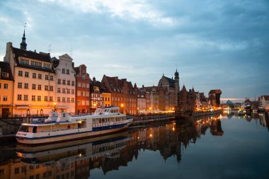 Eski Şehir GDANSK, POLAND 'ın akşam caddesindeki Baltık limanının mimari duvar manzarası 6 Temmuz 2022