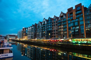 Eski Şehir GDANSK, POLAND 'ın akşam caddesindeki Baltık limanının mimari duvar manzarası 6 Temmuz 2022