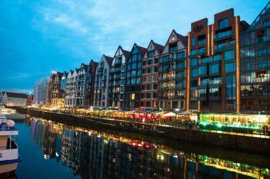 Baltic GDANSK, POLAND - 6 Temmuz 2022 Eski Şehir seti iskelesinin mimari akşam manzarası