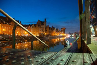 Baltic GDANSK, POLAND - 6 Temmuz 2022 Eski Şehir seti iskelesinin mimari akşam manzarası