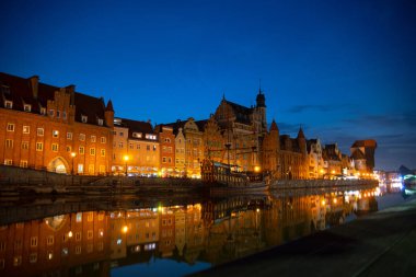 Eski Şehir GDANSK, POLAND 'ın mimari iskelesinin resimli bir yaz akşamı manzarası