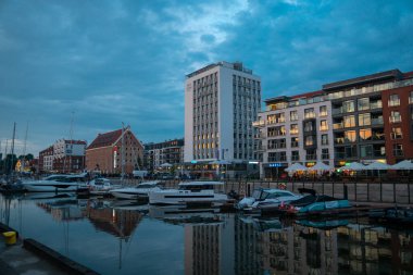 Baltık limanı GDANSK, POLAND - 6 Temmuz 2022 Mimari Alacakaranlık Günbatımı Akşam Sokağının manzara manzarası