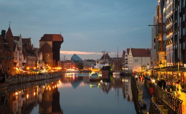 Eski Şehir GDANSK, POLAND 'ın akşam caddesindeki Baltık limanının mimari duvar manzarası 6 Temmuz 2022