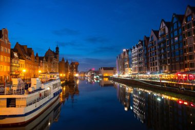 Eski Şehir GDANSK, POLAND 'ın mimari iskele kanalı nehir aydınlatmasının manzaralı yaz akşamı manzarası