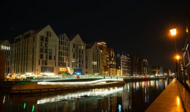 Eski Şehir GDANSK, POLAND 'ın mimari iskelesinin resimli bir yaz akşamı manzarası