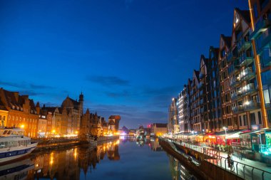 Eski Şehir GDANSK, POLAND 'ın mimari iskele kanalı nehir aydınlatmasının manzaralı yaz akşamı manzarası