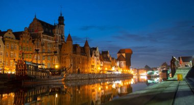 Eski Şehir GDANSK, POLAND 'ın mimari iskelesinin resimli bir yaz akşamı manzarası