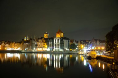 Eski Şehir GDANSK, POLAND 'ın mimari iskelesinin resimli bir yaz akşamı manzarası