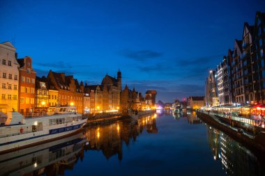 Eski Şehir GDANSK, POLAND 'ın mimari iskele kanalı nehir aydınlatmasının manzaralı yaz akşamı manzarası