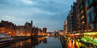 Eski Şehir GDANSK, POLAND 'ın akşam caddesindeki Baltık limanının mimari duvar manzarası 6 Temmuz 2022