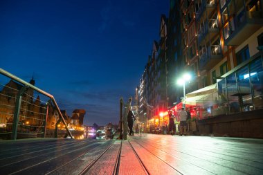 Baltic GDANSK, POLAND - 6 Temmuz 2022 Eski Şehir seti iskelesinin mimari akşam manzarası