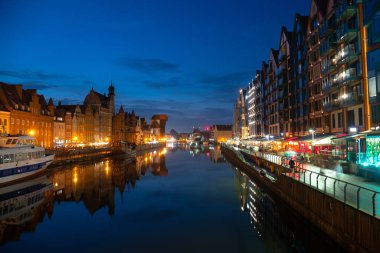 Eski Şehir GDANSK, POLAND 'ın mimari iskele kanalı nehir aydınlatmasının manzaralı yaz akşamı manzarası
