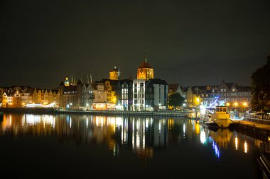 Eski Şehir GDANSK, POLAND 'ın mimari iskelesinin resimli bir yaz akşamı manzarası