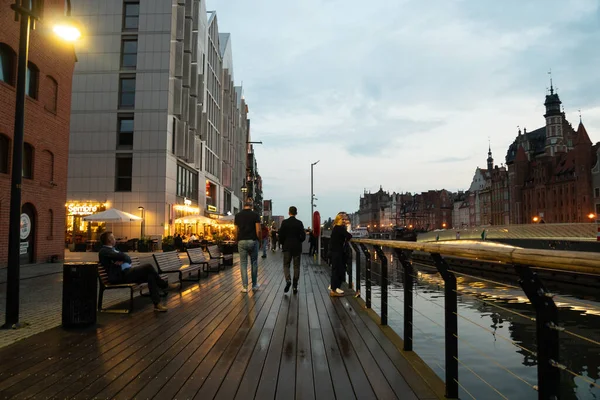 Scenisk Sommerpanorama Arkitektoniske Fotgjengere Turister Går Langs Kveldsgaten Til Gamlebyen – stockfoto