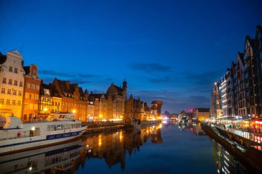 Eski Şehir GDANSK, POLAND 'ın mimari iskele kanalı nehir aydınlatmasının manzaralı yaz akşamı manzarası