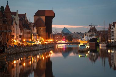 Eski Şehir GDANSK, POLAND 'ın akşam caddesindeki Baltık limanının mimari duvar manzarası 6 Temmuz 2022