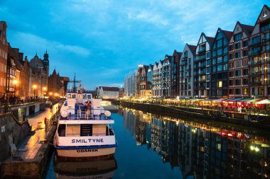 Baltic GDANSK, POLAND - 6 Temmuz 2022 Eski Şehir seti iskelesinin mimari akşam manzarası