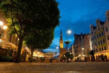 Old Town GDANSK, POLAND 'ın mimari akşam sokak manzarası - 6 Temmuz 2022