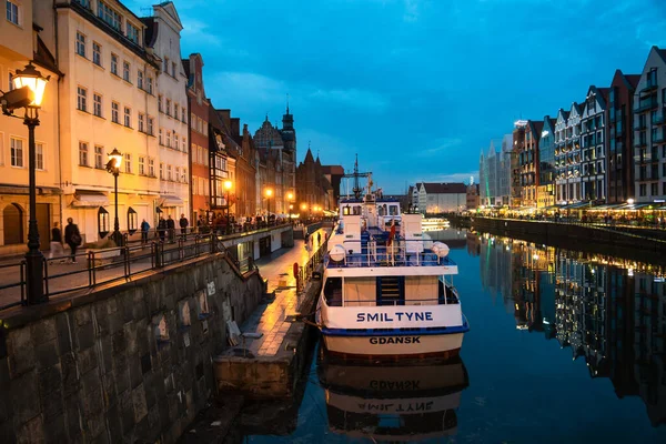 Panorama Cênico Noite Verão Rua Noturna Arquitetônica Porto Diques Cidade — Fotografia de Stock