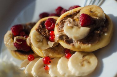 Ahududu Çalı 1-2 metre boyunda, yıllık bitki filizleri ve çiçek açan ağaç gövdeleri var.