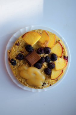 Ahududu Çalı 1-2 metre boyunda, yıllık bitki filizleri ve çiçek açan ağaç gövdeleri var.