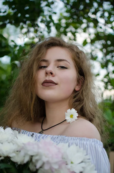 Chica Feliz Con Pelo Largo Caminando Primavera Aire Libre — Foto de Stock