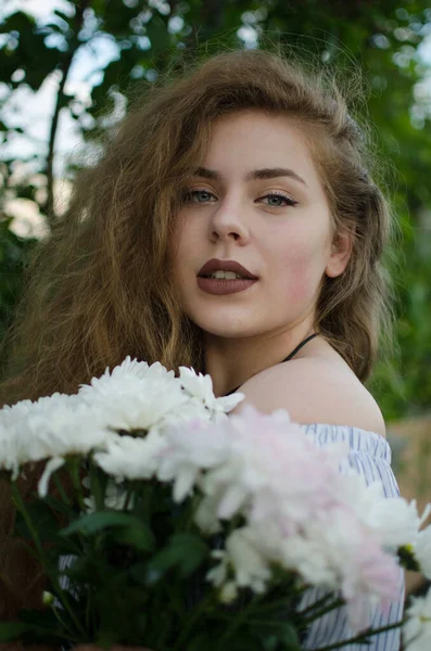 Chica Feliz Con Pelo Largo Caminando Primavera Aire Libre — Foto de Stock