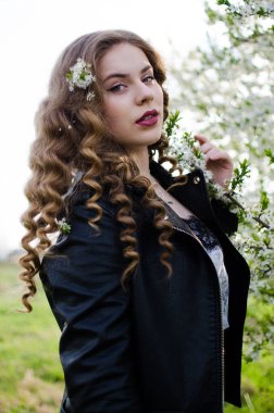 Baharda açık havada yürüyen uzun saçlı mutlu kız.